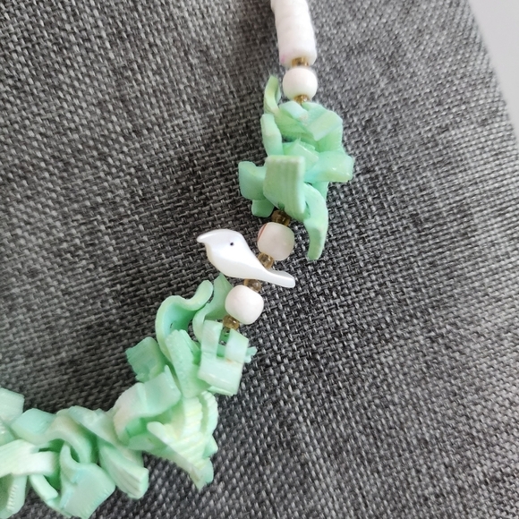 Shell and mother of pearl bird necklace - Picture 3 of 7